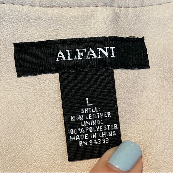 FINAL CHANCE! CLOSET CLOSING! - Picture 9 of 10
